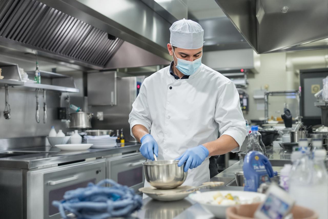 网友实名举报某餐厅后厨卫生堪忧，监管部门突击检查结果出炉